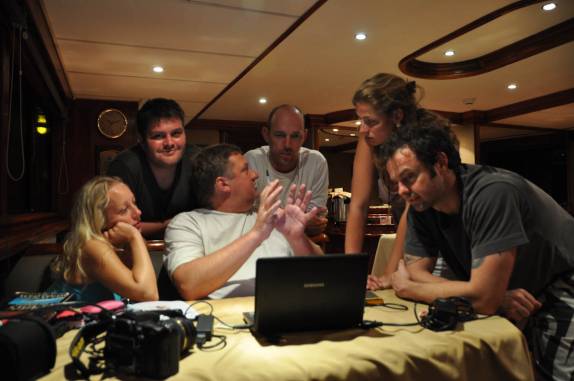 A Maria (suécia), o Henning (Alemanha), o Koxta (Rússia), o Friso (Brasil-Holanda), a Ana e o Rafa olhando as fotos do dia, na Ilha de Darwin, em Galápagos